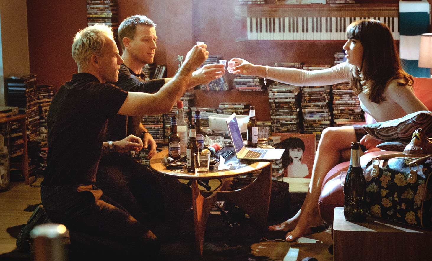 Simon (Jonny Lee Miller), Renton (Ewan McGregor) and Veronika (Anjela Nedyalkova) drinking in SimonOs flat in TriStar PicturesO T2 TRAINSPOTTING