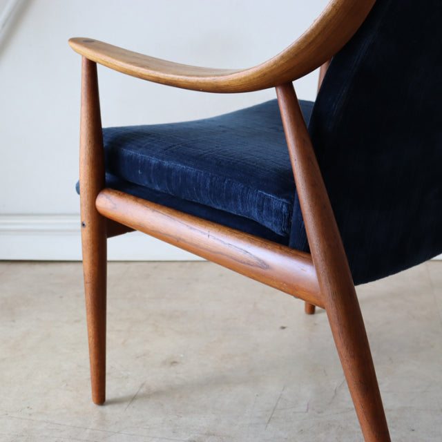 Mid-century vintage teak lounge chair by Peter Hvidt & Orla Molgaard-Nielsen, Denmark, with curved armrest and navy blue.