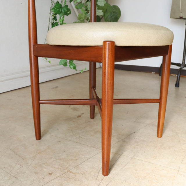 Set of four vintage G-Plan dining chairs in teak with tapered legs and cream upholstered seats, British mid-century design.