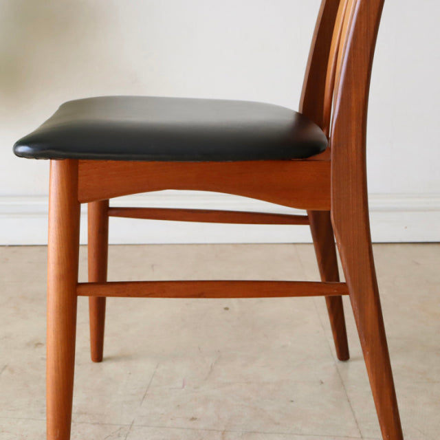 Set of two vintage teak dining chairs by KOEFOEDS HORNSLET, Danish mid-century design with curved backrest and black leather .
