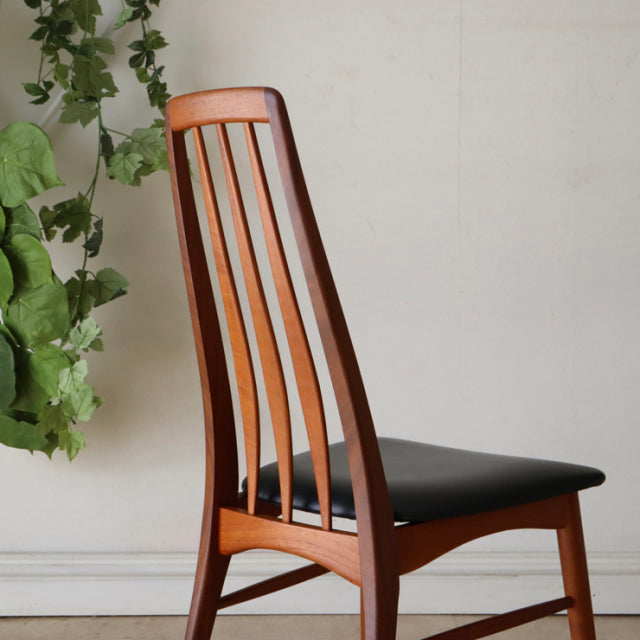 Pair of vintage teak mid-century dining chairs by KOEFOEDS HORNSLET, featuring slender vertical slats and black cushioned.