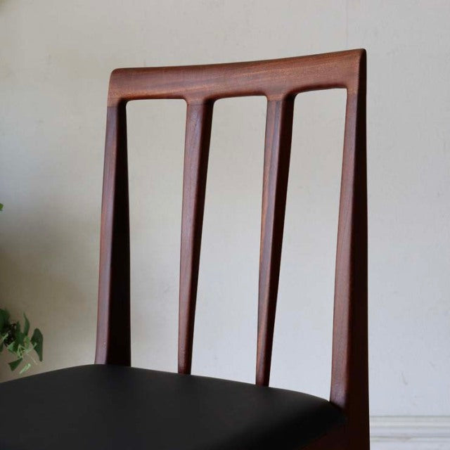 Mid-century British vintage teak dining chair by A.Younger Ltd., slender backrest with vertical slats and black leather seat.