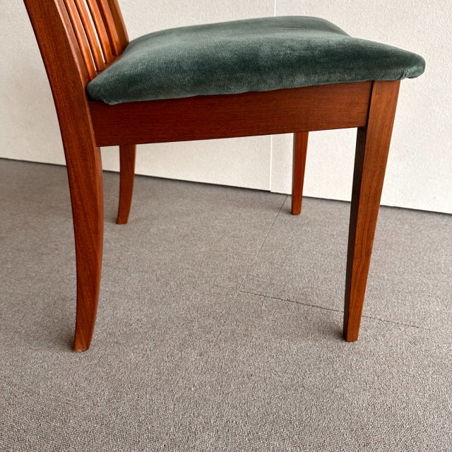 Vintage mid-century G-Plan dining chair with teak frame, curved legs, and green velvet seat cushion, British design with.