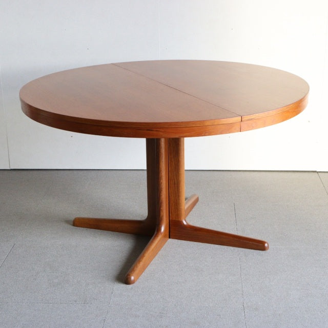 Vintage mid-century Edward Valentinsen round dining table in teak with a smooth wood grain surface and a sturdy central.