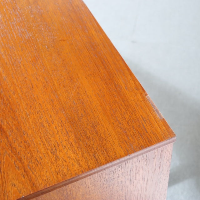 英国ヴィンテージのサイドボード。