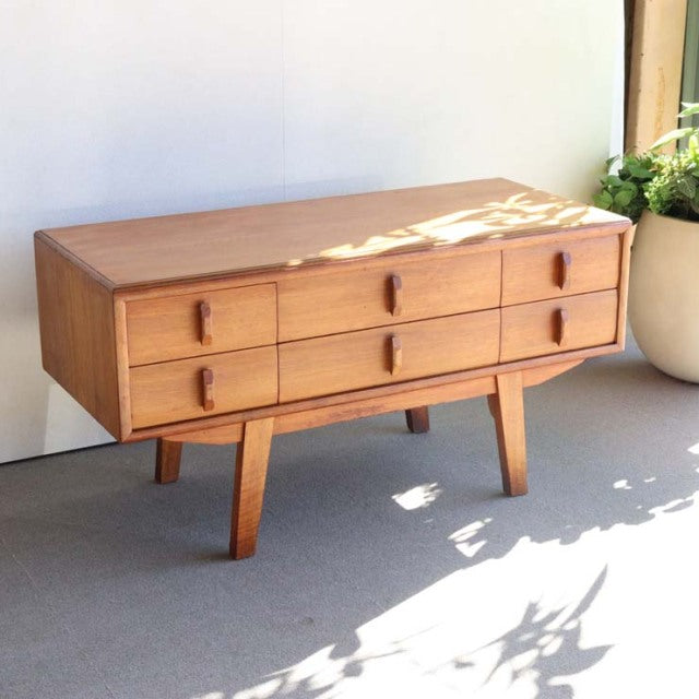 CC41。コモドドラゴンみたいなやつ。　英国ヴィンテージの小さめサイドボード 商品番号23100
