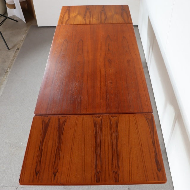 デンマーク製ダイニングテーブル   　【赤い赤】　ItemCode-30012