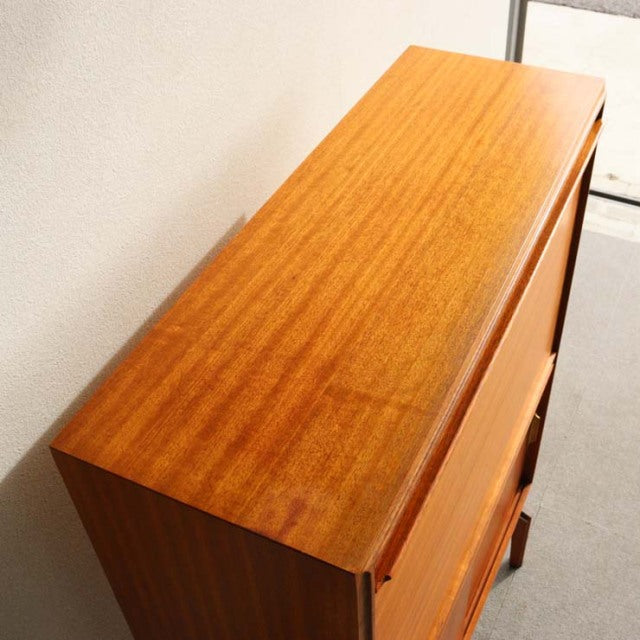 牙突。　ロバート・ヘリテージRobert HeritageデザインのビーバーアンドタプレイBEAVER and TAPLEY社のビュロー　商品番号23157