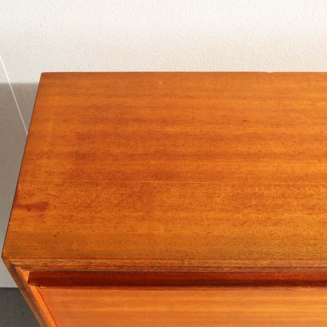 牙突。　ロバート・ヘリテージRobert HeritageデザインのビーバーアンドタプレイBEAVER and TAPLEY社のビュロー　商品番号23157