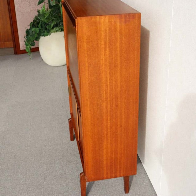 牙突。　ロバート・ヘリテージRobert HeritageデザインのビーバーアンドタプレイBEAVER and TAPLEY社のビュロー　商品番号23157