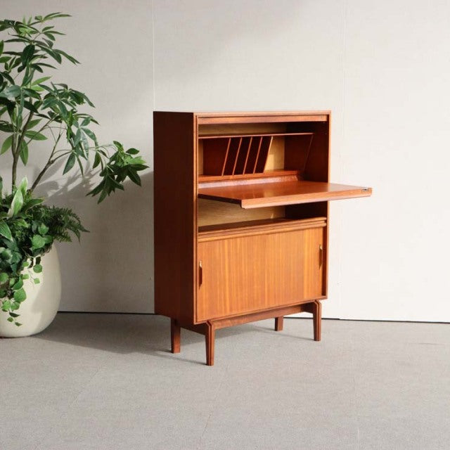 牙突。　ロバート・ヘリテージRobert HeritageデザインのビーバーアンドタプレイBEAVER and TAPLEY社のビュロー　商品番号23157