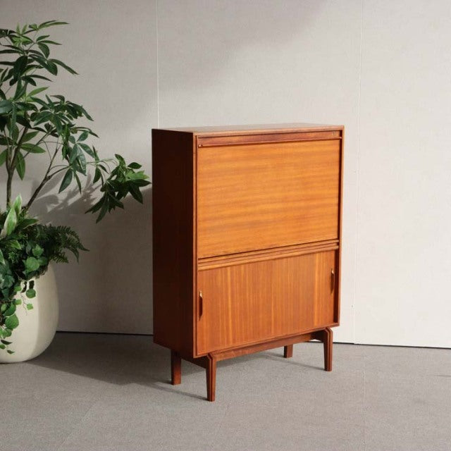 牙突。　ロバート・ヘリテージRobert HeritageデザインのビーバーアンドタプレイBEAVER and TAPLEY社のビュロー　商品番号23157