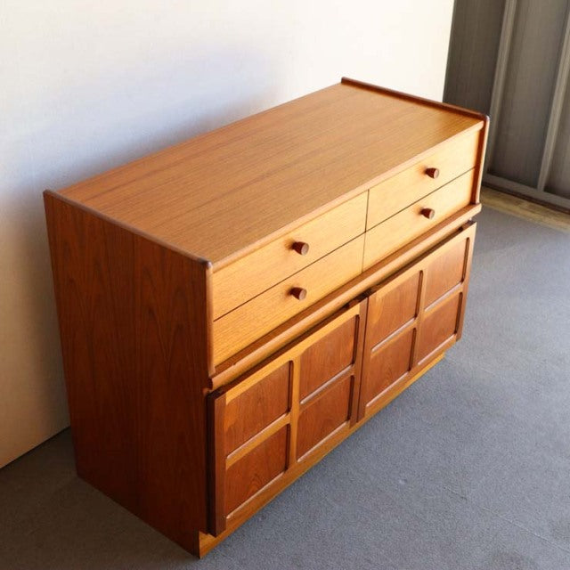 飛びつき腕ひしぎ十字固め。　ネイサンNATHANのカップボード、テレビ台にも。　商品番号25041