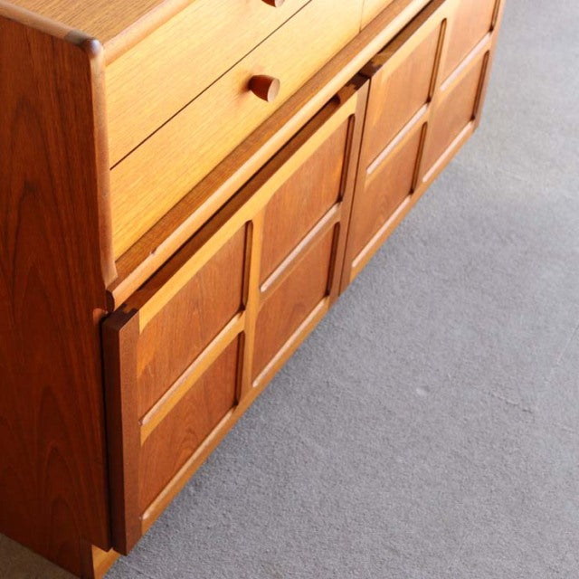 飛びつき腕ひしぎ十字固め。　ネイサンNATHANのカップボード、テレビ台にも。　商品番号25041