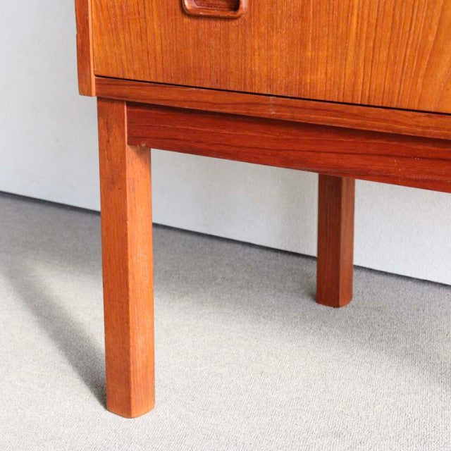 Mid-century teak desk leg with visible wood grain and smooth finish, vintage Danish design by Gunnar Nielsen Tibergaard.