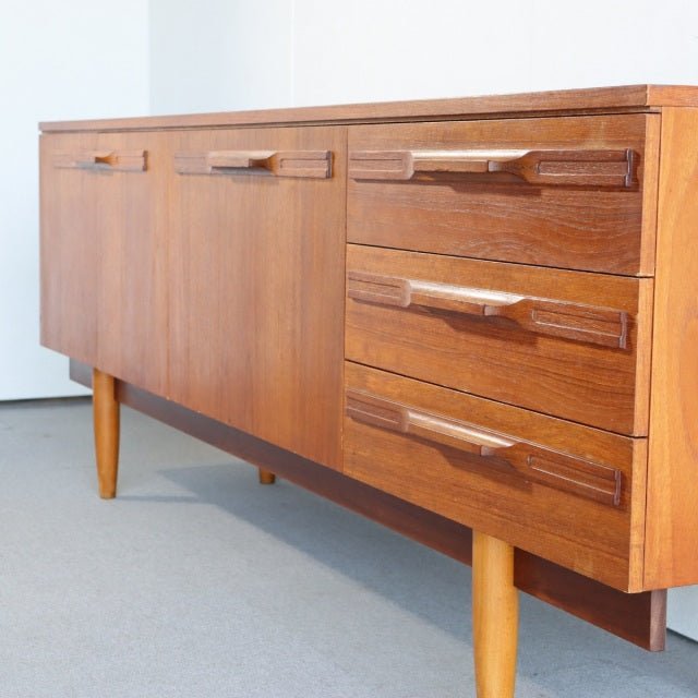 英国ヴィンテージサイドボード　「俺が作ったとは言わない親方」の巻　ItemCode-26129