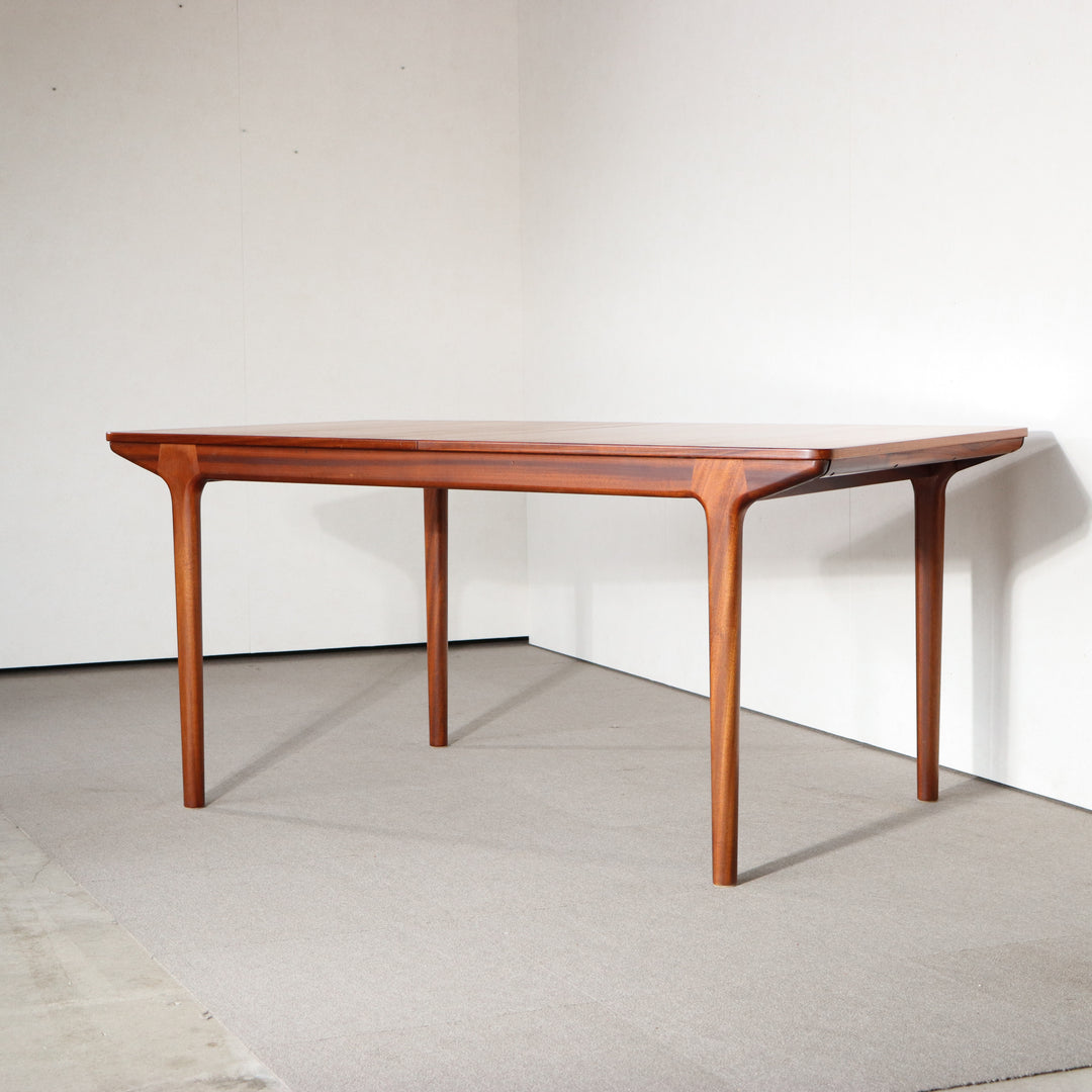【comingsoon!】 MCINTOSH T3 DINING TABLE ItemCode-DAWN27