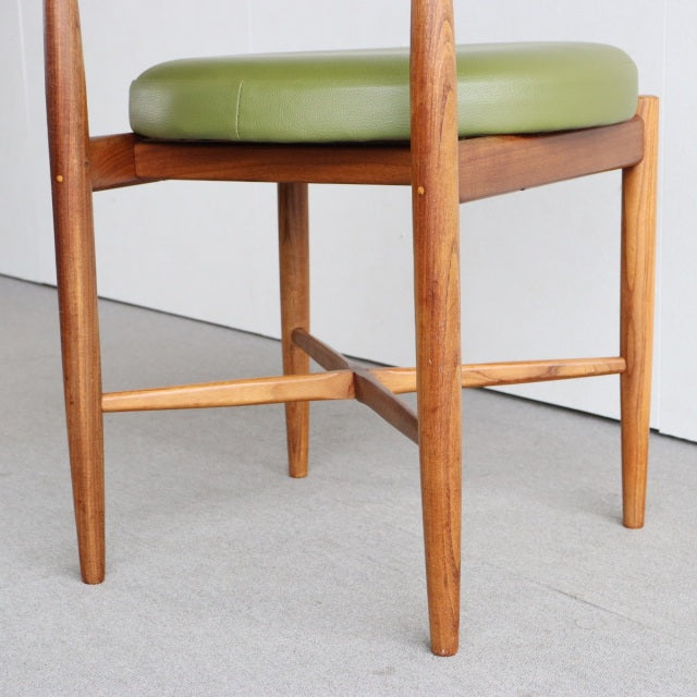 Vintage British G-PLAN teak dining chair with mid-century Denmark design, round green upholstered seat, slender tapered legs .