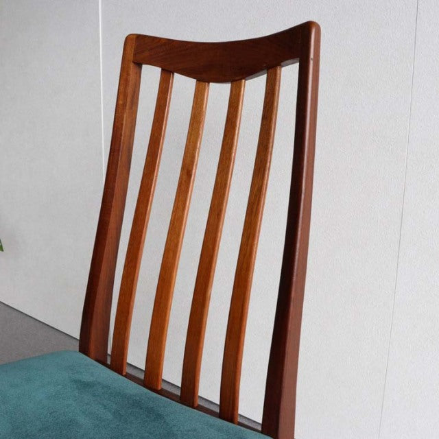 Vintage British G-PLAN dining chair with teak slatted backrest and teal upholstered seat, mid-century Danish design.