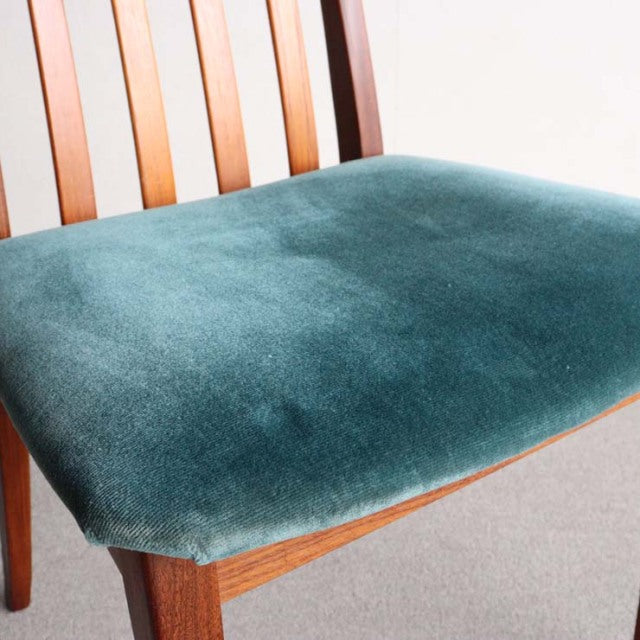 Mid-century British G-PLAN dining chair with teak frame, vintage slatted backrest, and plush teal velvet seat cushion.