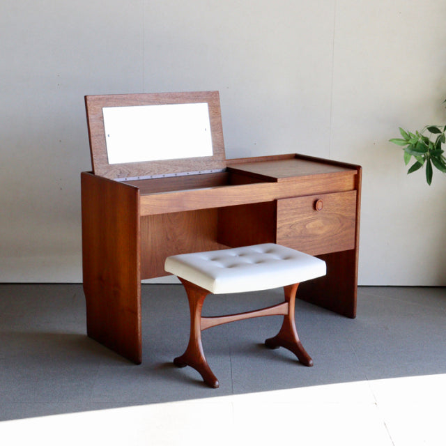 メレデューMEREDEWは1日にしてならず。　チーク材のドレッサー　商品番号25136