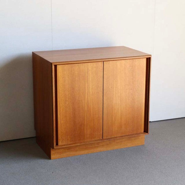 ちょうシンプルな収納箱、でも経年変化した色、木目がいいね！ジープランのキャビネット　商品番号24047