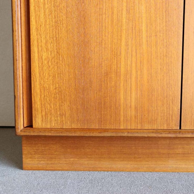 ちょうシンプルな収納箱、でも経年変化した色、木目がいいね！ジープランのキャビネット　商品番号24047