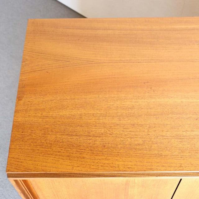 ちょうシンプルな収納箱、でも経年変化した色、木目がいいね！ジープランのキャビネット　商品番号24047