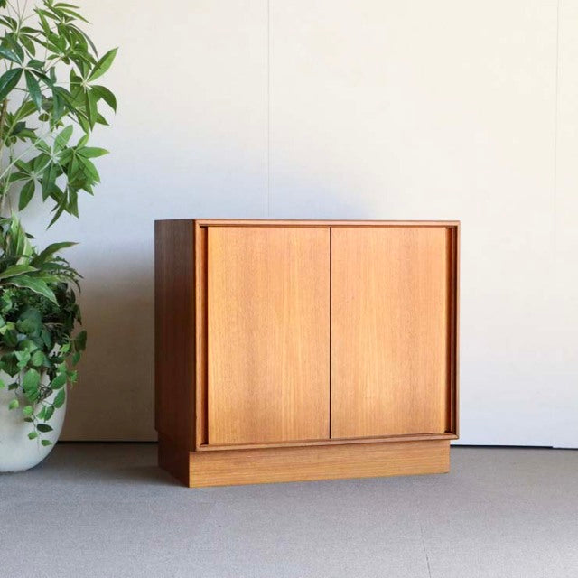 ちょうシンプルな収納箱、でも経年変化した色、木目がいいね！ジープランのキャビネット　商品番号24047