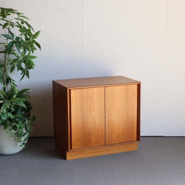 ちょうシンプルな収納箱、でも経年変化した色、木目がいいね！ジープランのキャビネット　商品番号24047