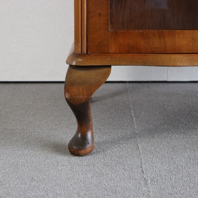 1950年代のチャイナキャビネット「無くても良いが、なくてはならないもの、な～んだ？」　商品番号24043