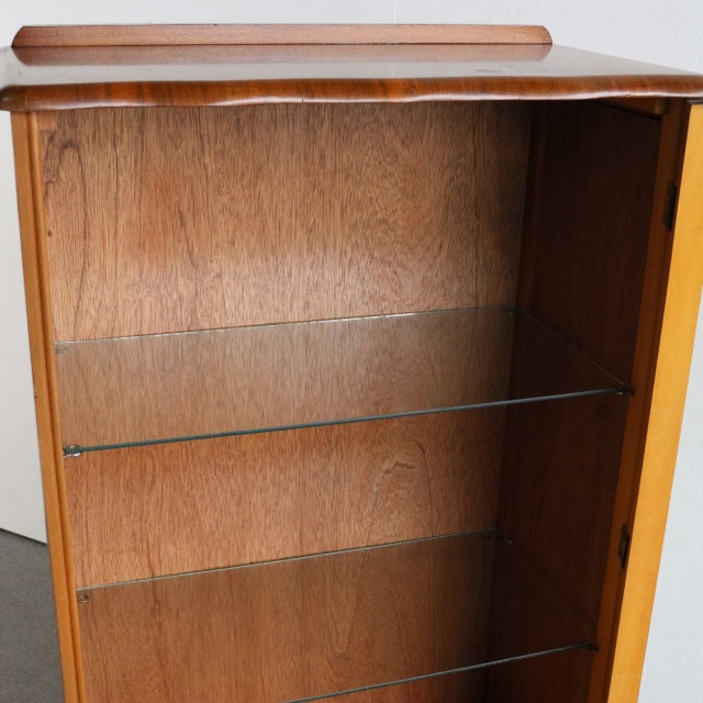1950年代のチャイナキャビネット「無くても良いが、なくてはならないもの、な～んだ？」　商品番号24043
