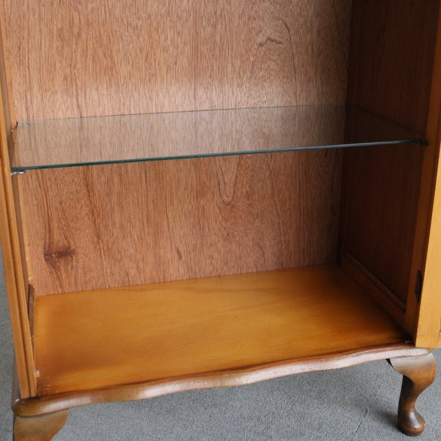 1950年代のチャイナキャビネット「無くても良いが、なくてはならないもの、な～んだ？」　商品番号24043