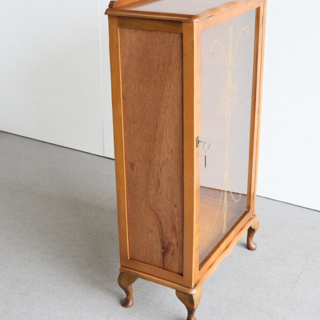1950年代のチャイナキャビネット「無くても良いが、なくてはならないもの、な～んだ？」　商品番号24043