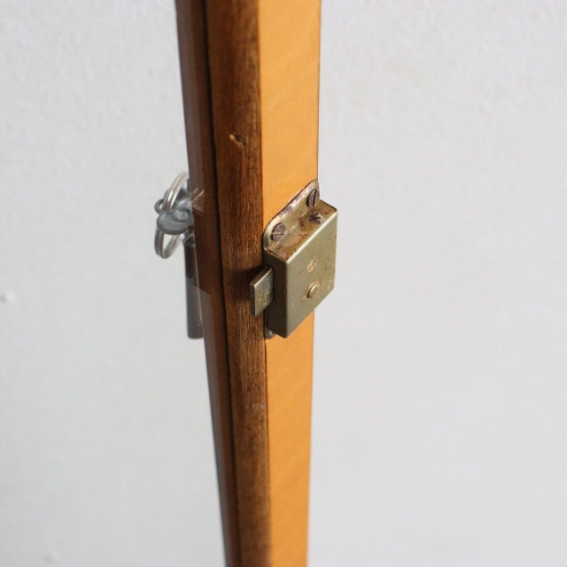 1950年代のチャイナキャビネット「無くても良いが、なくてはならないもの、な～んだ？」　商品番号24043
