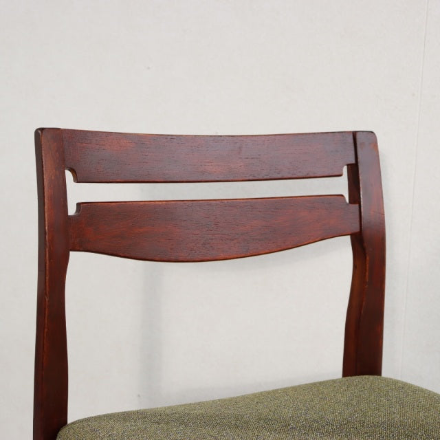 Vintage teak mid-century dining chair by NATHAN with British-Denmark design, curved backrest, and wood grain finish.
