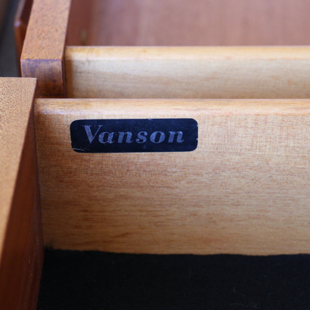 ヴァンソンVANSONサイドボード  　「職人から離れて家具は作れないのよ」ItemCode-25003