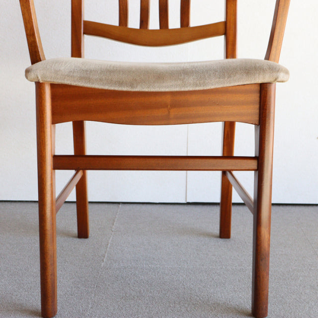 Ｏ様専用　いす。　beige。　ヴィンテージアーム付きダイニングチェア　チーク材　商品番号24023a