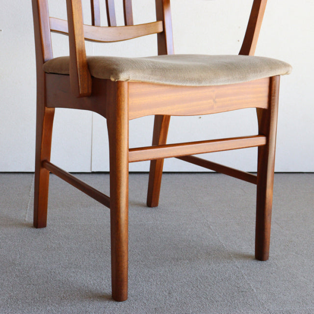 Ｏ様専用　いす。　beige。　ヴィンテージアーム付きダイニングチェア　チーク材　商品番号24023a
