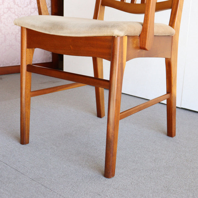 Ｏ様専用　いす。　beige。　ヴィンテージアーム付きダイニングチェア　チーク材　商品番号24023a