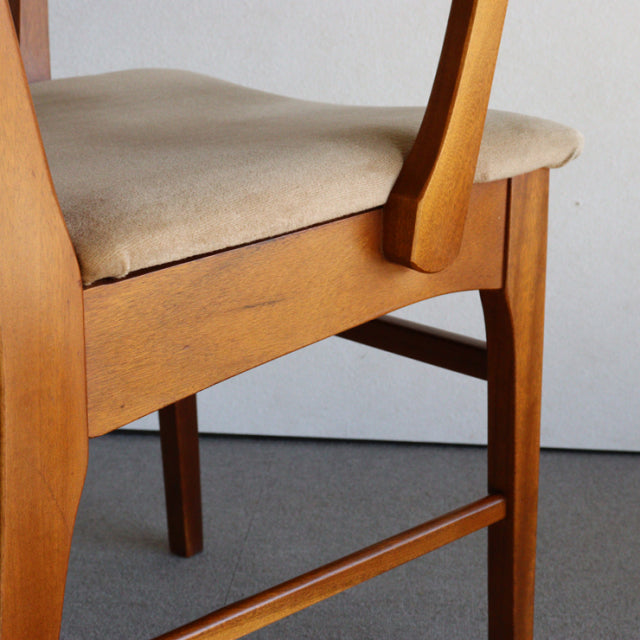 Ｏ様専用　いす。　beige。　ヴィンテージアーム付きダイニングチェア　チーク材　商品番号24023a