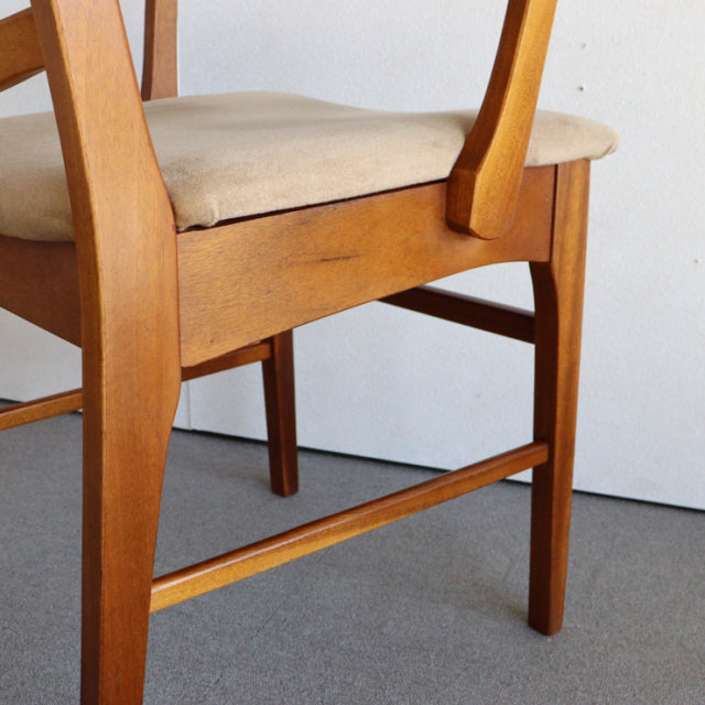 Ｏ様専用　いす。　beige。　ヴィンテージアーム付きダイニングチェア　チーク材　商品番号24023a