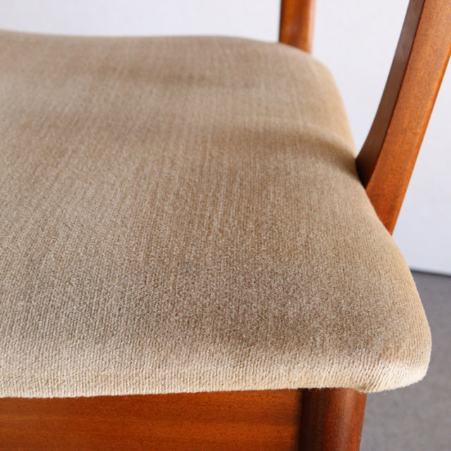 Ｏ様専用　いす。　beige。　ヴィンテージアーム付きダイニングチェア　チーク材　商品番号24023a