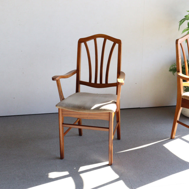 Ｏ様専用　いす。　beige。　ヴィンテージアーム付きダイニングチェア　チーク材　商品番号24023a