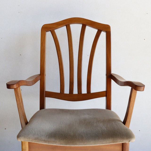 Ｏ様専用　いす。　beige。　ヴィンテージアーム付きダイニングチェア　チーク材　商品番号24023b