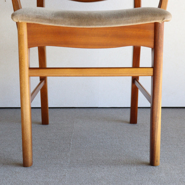 Ｏ様専用　いす。　beige。　ヴィンテージアーム付きダイニングチェア　チーク材　商品番号24023b