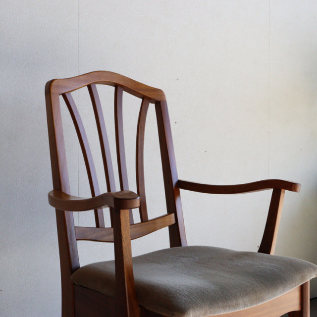 Ｏ様専用　いす。　beige。　ヴィンテージアーム付きダイニングチェア　チーク材　商品番号24023b