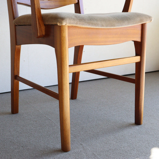 Ｏ様専用　いす。　beige。　ヴィンテージアーム付きダイニングチェア　チーク材　商品番号24023b