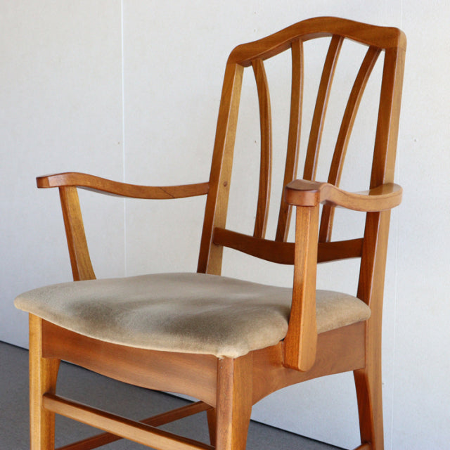 Ｏ様専用　いす。　beige。　ヴィンテージアーム付きダイニングチェア　チーク材　商品番号24023b
