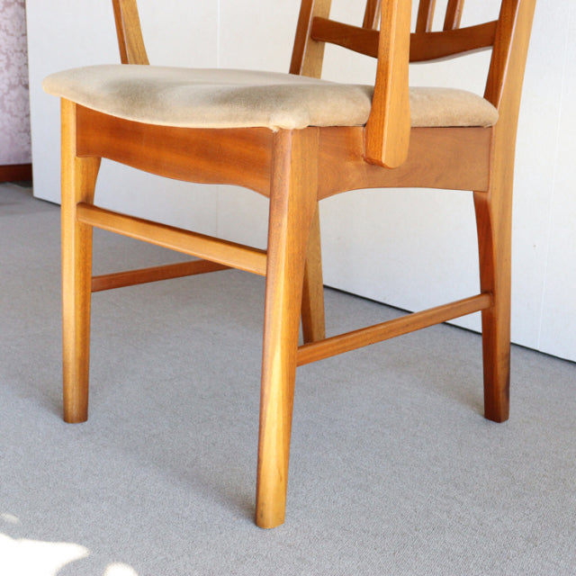 Ｏ様専用　いす。　beige。　ヴィンテージアーム付きダイニングチェア　チーク材　商品番号24023b